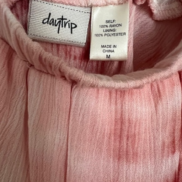 *NEW WITH TAGS* Daytrip Coral Off-Shoulder Open-Back Dress - Size M. - Picture 2 of 4